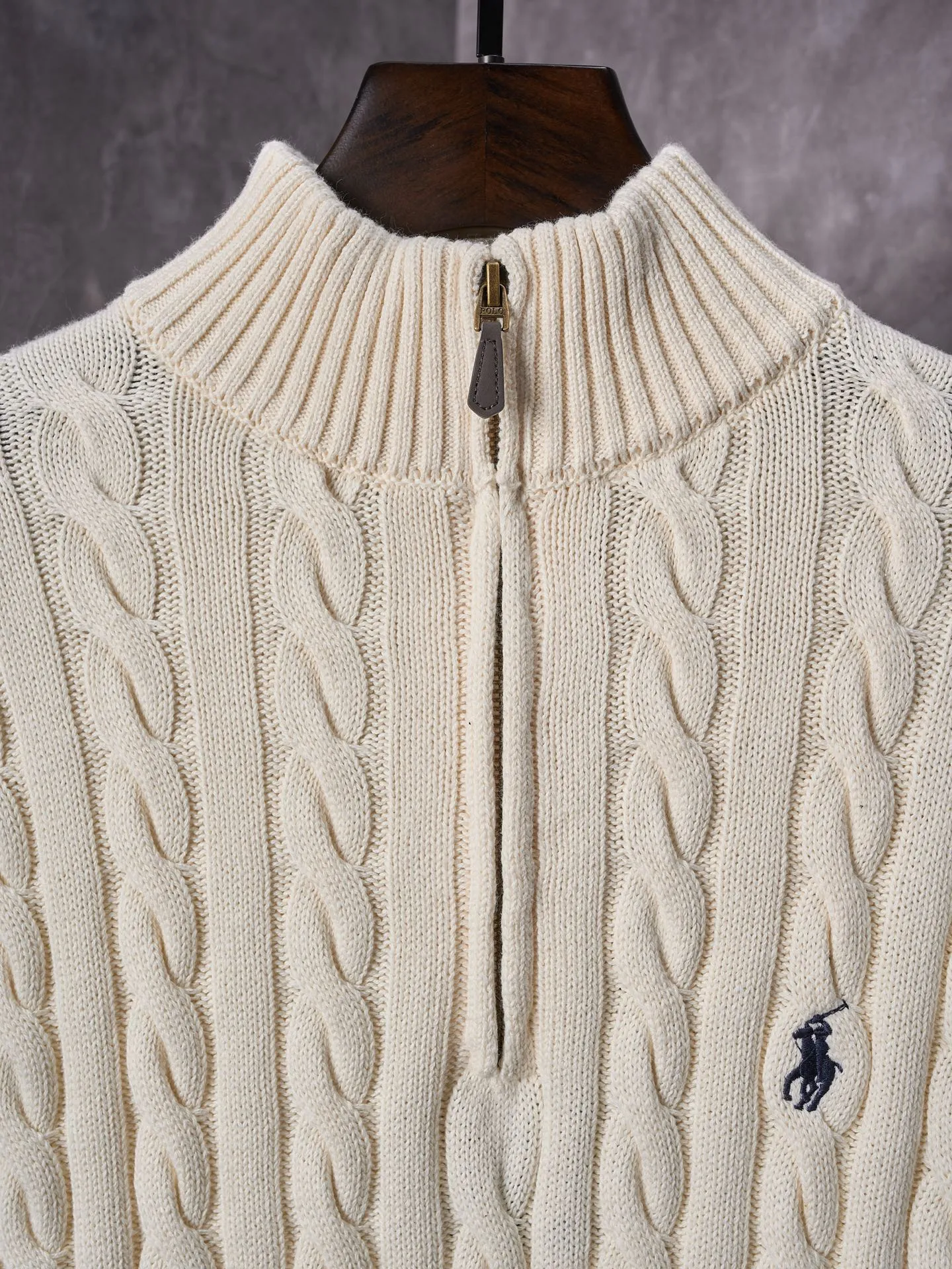 P420 Actual auction] Ralph Lauren/Ralph Lauren embroidered cable knitted half-zip sweater [Ready stock] S M L Zippered half-high collar design, just the right amount of splendor. Interpret high-end style with unique details. Adhere to the timeless elegance and taste. Use imported machine embroidery technology. Use advanced computer control system and precision mechanical components to realize the iconic pony embroidery operation. High precision. Smooth and delicate lines. Three-dimensional cable weaving. Through clever shifting and interweaving of coils, adjacent coils are cross-shifted to form a twisting effect. The lines are smooth and regular. Time-consuming and labor-intensive. Ready-made clothes are washed and softened to remove odors. Use professional washing equipment and specific detergents to deeply clean and deodorize clothes, improve the feel and appearance of clothes, and improve the fit.